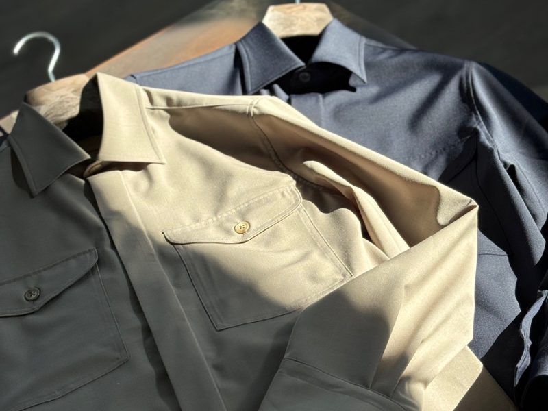 Een klassiek shirt een wollen overshirt, alles op maat.